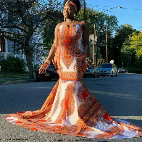 Donna in mezzo alla strada che indossa un vestito arancione