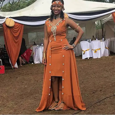 Donna che indossa un abito da sposa africano marrone