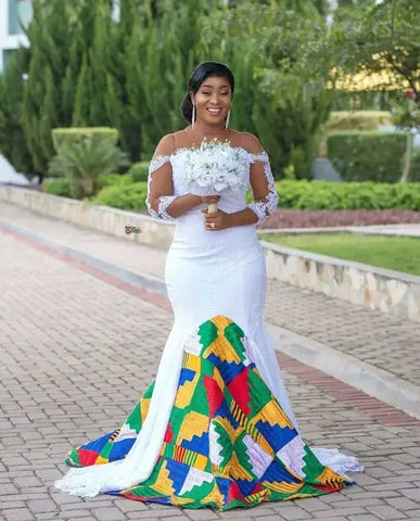 Sposa ghanese che indossa abito da sposa bianco e kente