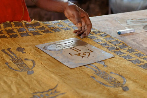 Motif de boue au pochoir sur des vêtements en bogolan