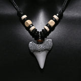 Collier Dent de Requin Perles de Bois