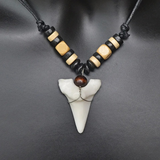 Collier Dent de Requin Perles de Bois