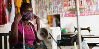 femme africaine dans un atelier