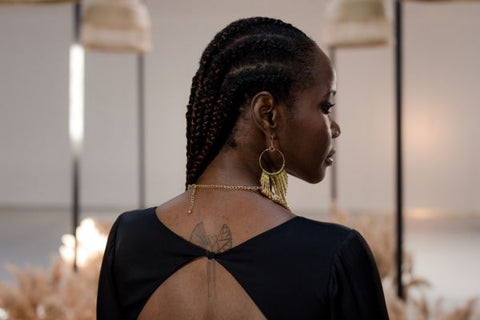 femme avec bijoux africains