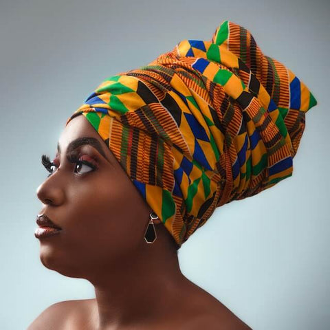 mujer con tela kente