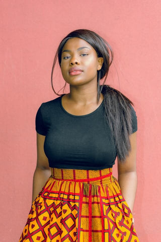 femme portant une jupe africaine avec t-shirt noir