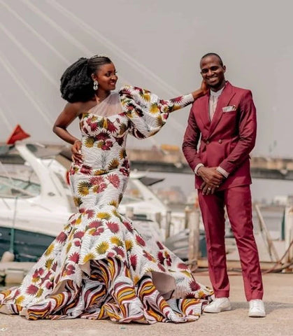 La sposa nigeriana indossa un abito di Ankara per il suo matrimonio bianco