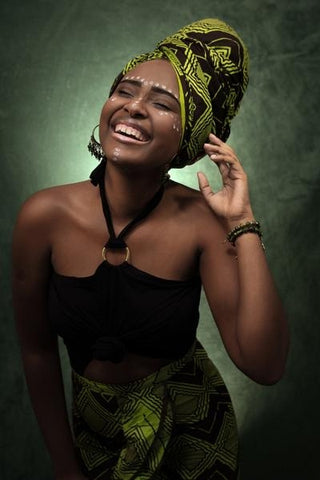 modelo-con-una-diadema-africana